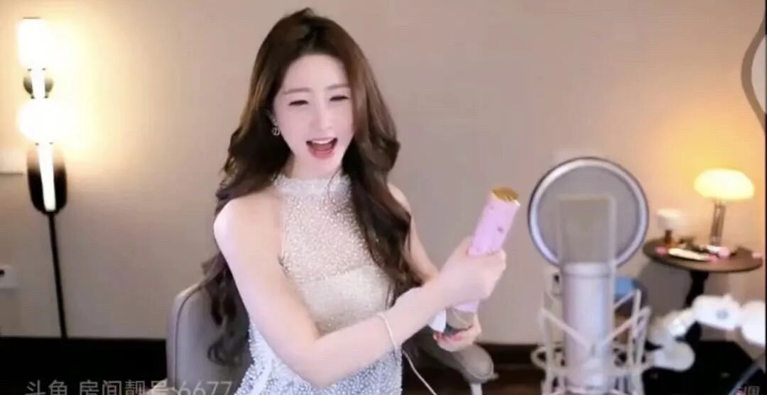 前某鱼娱乐区一姐回归仍是顶流，大哥约其线下唱歌被拒绝后，大哥直言：两个华子都不愿意？还不如去商K！